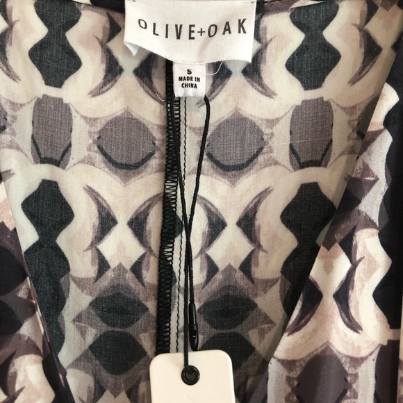 OLIVE & OAK AVA Wrap Print Romper - Picture 4 of 8